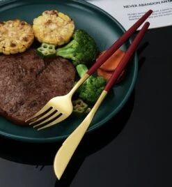 Merkloos Bestekset - 24 Delig Bestekset - 6 Personen - Rood/Goud - Tafellepels/Tafelmessen/Tafelvorken/Koffielepels - Roestvrij Staal -Woonkeuken Winkel 1104x1200