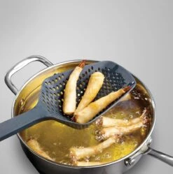 Joseph Joseph Scoop Plus Vergietlepel - Schuimspaan - Frituurschep 14 Joseph Joseph Scoop Plus Vergietlepel - Schuimspaan - Frituurschep -Woonkeuken Winkel 1188x1200 2