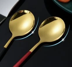 Merkloos Bestekset - 24 Delig Bestekset - 6 Personen - Rood/Goud - Tafellepels/Tafelmessen/Tafelvorken/Koffielepels - Roestvrij Staal -Woonkeuken Winkel 1200x1111