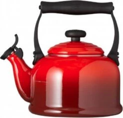 Le Creuset Tradition Fluitketel - 2.1 L - Kersenrood 9 Le Creuset Tradition Fluitketel - 2.1 L - Kersenrood -Woonkeuken Winkel 1200x1145 1