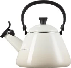 Le Creuset Fluitketel Kone - Meringue 7 Le Creuset Fluitketel Kone - Meringue -Woonkeuken Winkel 1200x1145 5