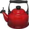 Le Creuset Tradition Fluitketel - 2.1 L - Kersenrood -Woonkeuken Winkel 1200x1188 1