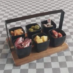 Mica Decorations - Luxe Tapas Set - 6 Zwarte Tapas Schaaltjes Op Houten Tapasplank - Servies - Borrelplank Olijfhout 8 Mica Decorations - Luxe Tapas Set - 6 Zwarte Tapas Schaaltjes Op Houten Tapasplank - Servies - Borrelplank Olijfhout -Woonkeuken Winkel 1200x1197 16