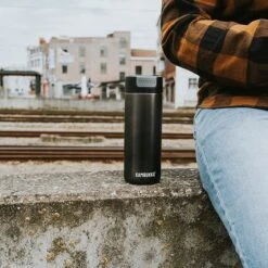 Kambukka Olympus Thermosbeker 500 Ml - Makkelijk Reinigen - Lekvrije Koffiebeker - RVS - Darkness 22 Kambukka Olympus Thermosbeker 500 Ml - Makkelijk Reinigen - Lekvrije Koffiebeker - RVS - Darkness -Woonkeuken Winkel 1200x1200 1035