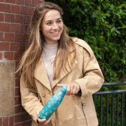 IZY Bottles X Van Gogh Museum - Amandelbloesem | 500 ML | Thermosfles | Drinkfles | Waterfles | Schoolfles | Isoleerfles | Beker | Drinkbeker | Koud | Warm | Fles | Back To School | 500ml -Woonkeuken Winkel 1200x1200 1058