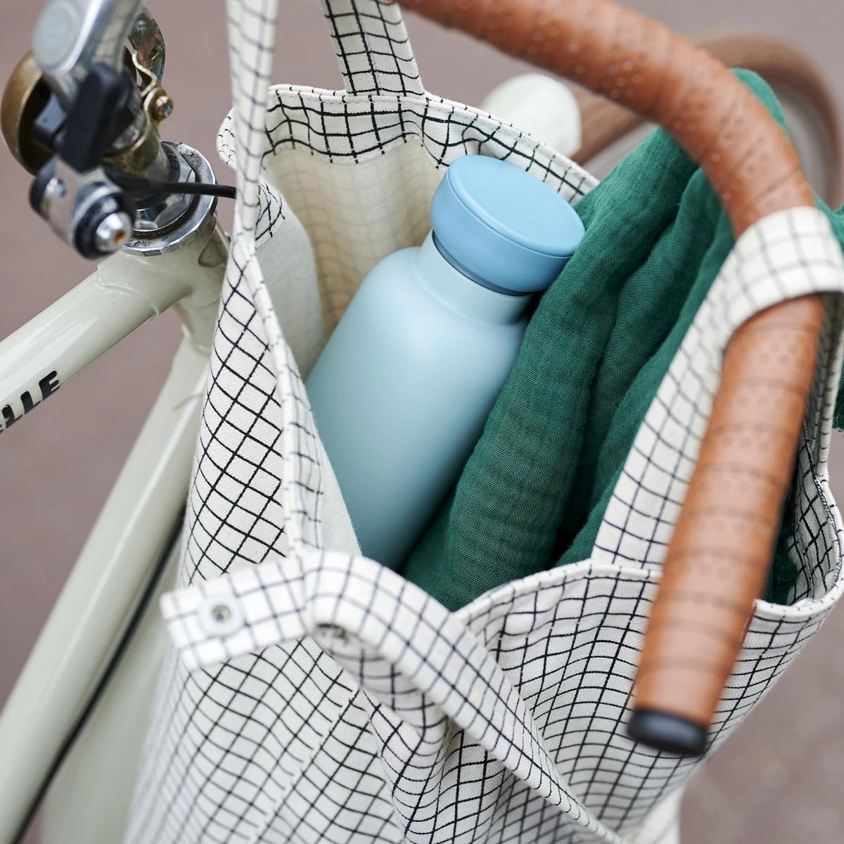 Mepal – Isoleerfles Ellipse 900 Ml – Houdt Je Drankje 12 Uur Warm En 24 Uur Koud – Nordic Denim – Geschikt Voor Bruiswater – Thermosfles – Lekdicht 5 Mepal – Isoleerfles Ellipse 900 Ml – Houdt Je Drankje 12 Uur Warm En 24 Uur Koud – Nordic Denim – Geschikt Voor Bruiswater – Thermosfles – Lekdicht - Afbeelding 3