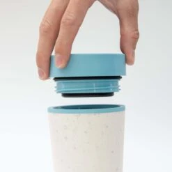 Circular & Co - Travel Mug - Koffiebeker To Go - Coffee To Go Beker - 227 Ml - Crème - Groen - 8oz - Duurzaam 17 Circular & Co - Travel Mug - Koffiebeker To Go - Coffee To Go Beker - 227 Ml - Crème - Groen - 8oz - Duurzaam -Woonkeuken Winkel 1200x1200 1158