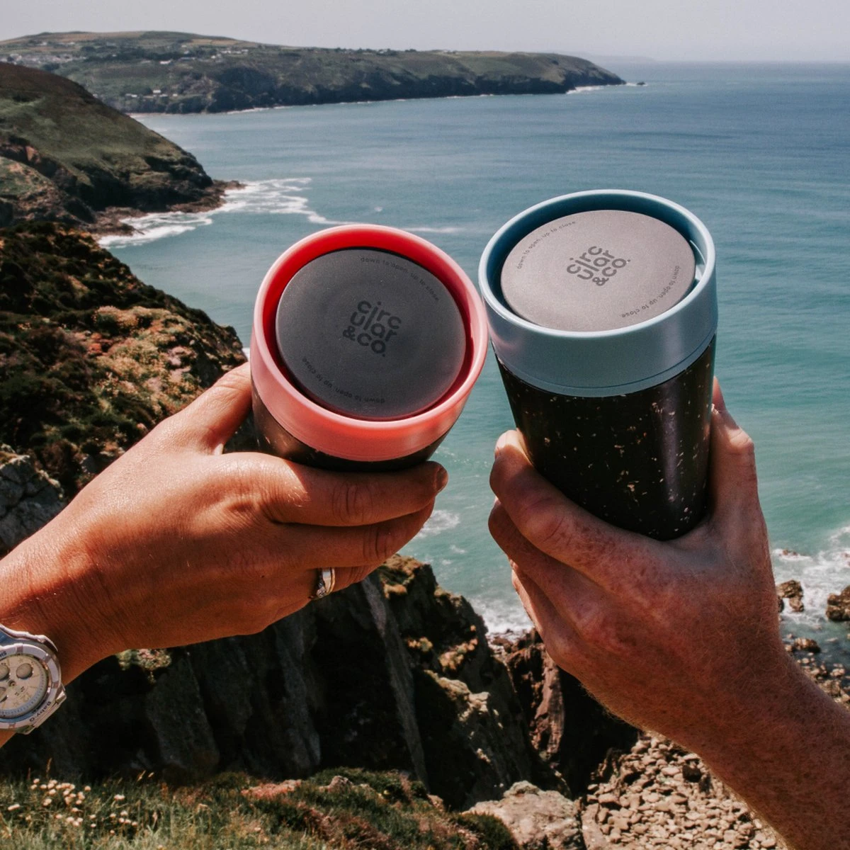 Circular & Co - Travel Mug - Koffiebeker To Go - Coffee To Go Beker - 340 Ml - Crème - Zwart - 12oz - Duurzaam 9 Circular & Co - Travel Mug - Koffiebeker To Go - Coffee To Go Beker - 340 Ml - Crème - Zwart - 12oz - Duurzaam - Afbeelding 7