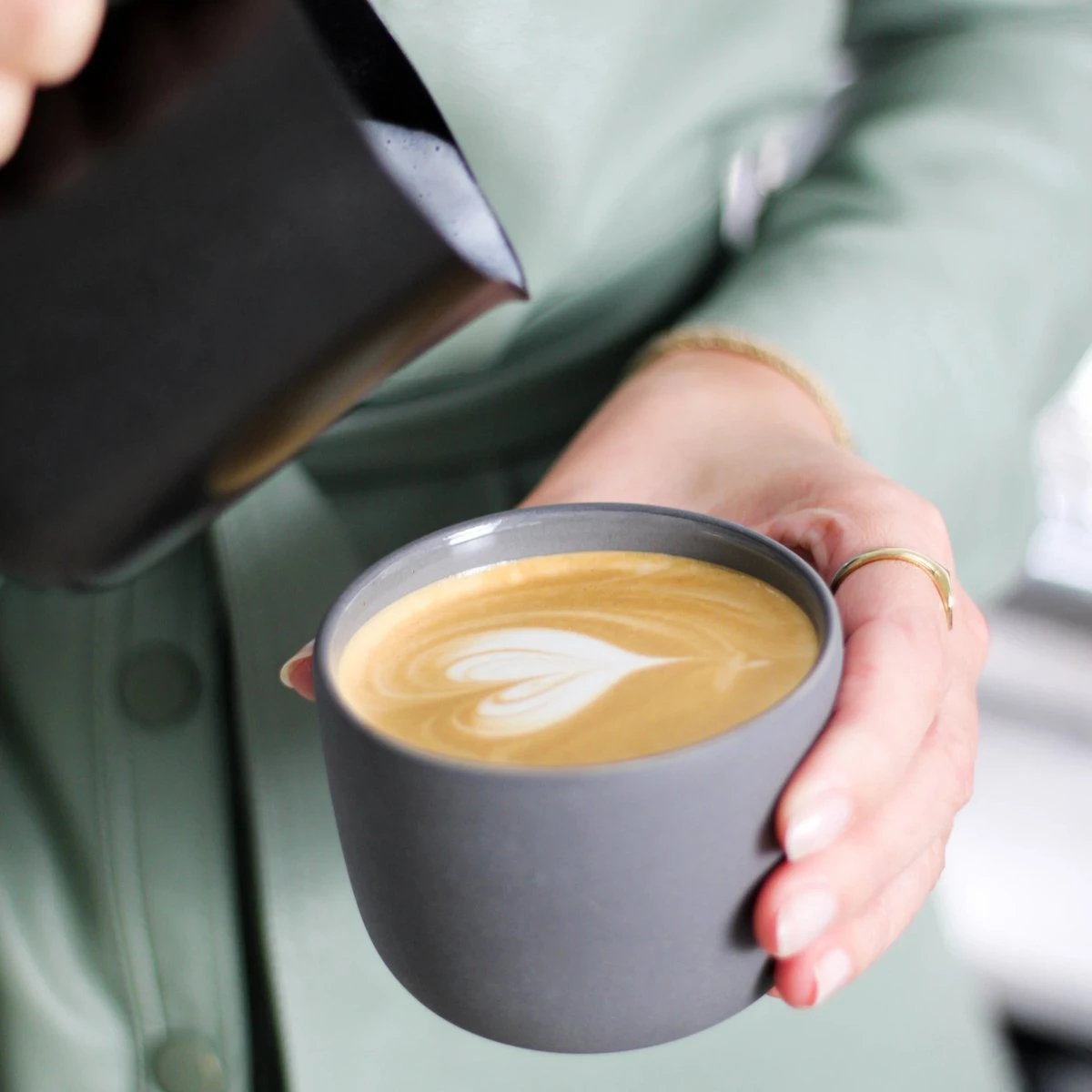 Melkopschuimkannetje Essentials - Zwart - 350ml - Melkkannetje Opschuim - Melkkannetje RVS - Melkkan 4 Melkopschuimkannetje Essentials - Zwart - 350ml - Melkkannetje Opschuim - Melkkannetje RVS - Melkkan - Afbeelding 2