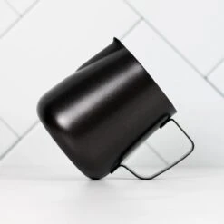 Melkopschuimkannetje Essentials - Zwart - 350ml - Melkkannetje Opschuim - Melkkannetje RVS - Melkkan 9 Melkopschuimkannetje Essentials - Zwart - 350ml - Melkkannetje Opschuim - Melkkannetje RVS - Melkkan -Woonkeuken Winkel 1200x1200 1443