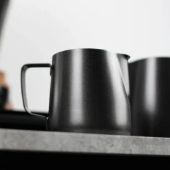 Melkopschuimkannetje Essentials - Zwart - 350ml - Melkkannetje Opschuim - Melkkannetje RVS - Melkkan 10 Melkopschuimkannetje Essentials - Zwart - 350ml - Melkkannetje Opschuim - Melkkannetje RVS - Melkkan -Woonkeuken Winkel 1200x1200 1444