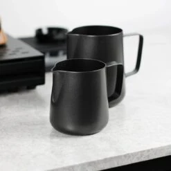 Melkopschuimkannetje Essentials - Zwart - 350ml - Melkkannetje Opschuim - Melkkannetje RVS - Melkkan 11 Melkopschuimkannetje Essentials - Zwart - 350ml - Melkkannetje Opschuim - Melkkannetje RVS - Melkkan -Woonkeuken Winkel 1200x1200 1445