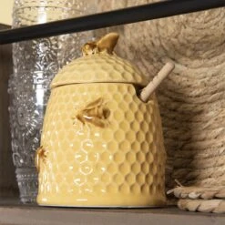 Clayre & Eef Honingpot Met Lepel Ø 11x14 Cm Geel Keramiek Rond Bijen Voorraadpot Deksel Bewaarpot Opbergpot -Woonkeuken Winkel 1200x1200 154