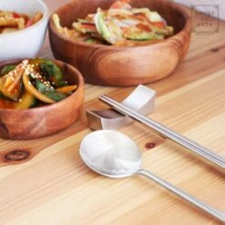 House Of Husk 1 Persoons Chopstick Lepel Set - 1 Paar Metalen Koreaanse Eetstokjes - Inclusief Eetlepel En Houder - RVS - Metaal - Eetstokjes - Koreaans - Vaatwasserbestendig - Sushi Chopsticks - Noodles - Zilver -Woonkeuken Winkel 1200x1200 254