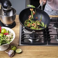 KitchenAid Hard Geanodiseerd Aluminium Wok ø30cm - Zwart - Inductie - Anti-aanbak -Woonkeuken Winkel 1200x1200 400