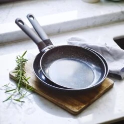 BK Universe Koekenpan Ø 28cm - Inductie - Anti-aanbak - PFAS-vrij -Woonkeuken Winkel 1200x1200 414