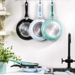 VitaVerde Expert Koekenpannenset Ø 20cm + Ø 24cm + Ø 28cm - Lichtblauw - Inductie - PFAS-vrij -Woonkeuken Winkel 1200x1200 452