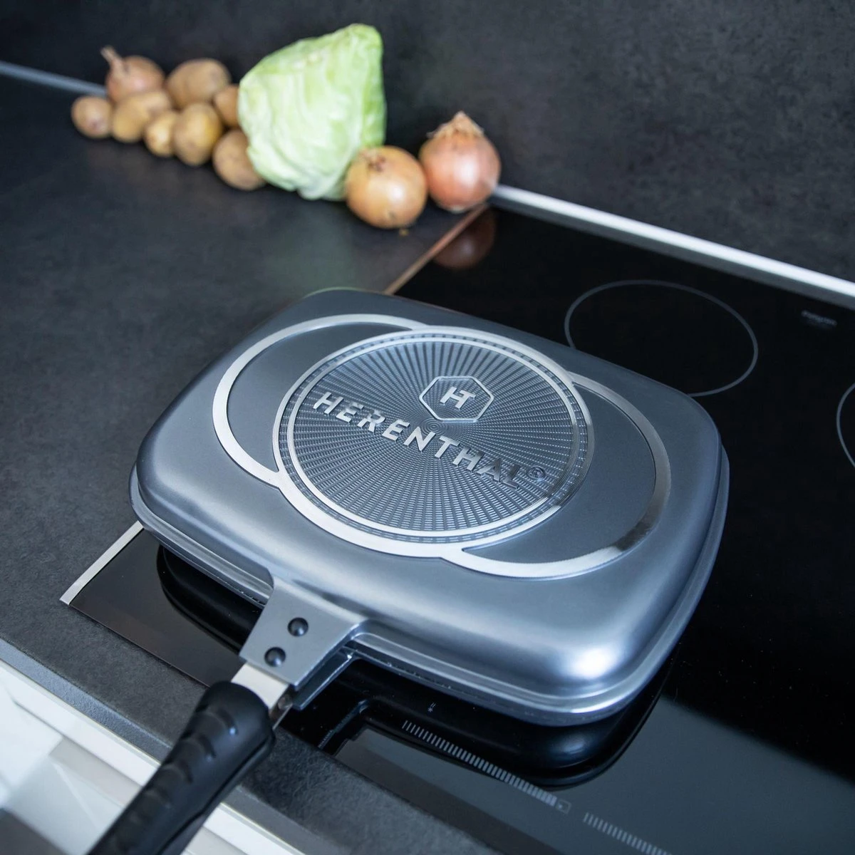 Herenthal Dubbele Grillpan - Ø 28 Cm - Koekenpan - Keramische Pan - Marmeren Coating Met Antiaanbaklaag - PFAS & PFOA Vrij - Pan - Grill - Vermindert Geur, Rook En Oliespatten - Zilver 11 Herenthal Dubbele Grillpan - Ø 28 Cm - Koekenpan - Keramische Pan - Marmeren Coating Met Antiaanbaklaag - PFAS & PFOA Vrij - Pan - Grill - Vermindert Geur, Rook En Oliespatten - Zilver - Afbeelding 9