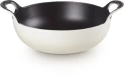 Le Creuset Gietijzeren Balti-pan In Meringue 24 Cm 2,7l -Woonkeuken Winkel 1200x747 1