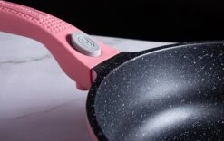 Royalty Line Inductie Pannenset - Luxe 14-delige Pannenset Marmeren Coating - Pannen Met Afneembare Handvaten - Oven-Ready - PFAS-Vrij - Voor Alle Warmtebronnen - Afneembare Koudgrepen - Antiaanbaklaag - Koekenpan Met Glazen Deksels - Roze 18 Royalty Line Inductie Pannenset - Luxe 14-delige Pannenset Marmeren Coating - Pannen Met Afneembare Handvaten - Oven-Ready - PFAS-Vrij - Voor Alle Warmtebronnen - Afneembare Koudgrepen - Antiaanbaklaag - Koekenpan Met Glazen Deksels - Roze -Woonkeuken Winkel 1200x757