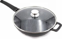 Cheffinger Wokpan Met Deksel - 32cm - Zwart - Pan - Keukenaccessoires -Woonkeuken Winkel 1200x767
