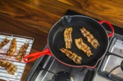 Le Creuset - Gietijzeren Ronde Skillet In Kersenrood 23cm -Woonkeuken Winkel 1200x787 1