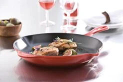 Le Creuset - Gietijzeren Ronde Skillet In Kersenrood 23cm -Woonkeuken Winkel 1200x799 83