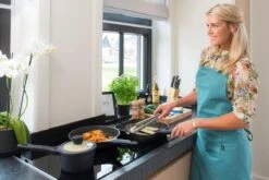 Sola Braadpan Fair Cooking - Ø 28 Cm - Zwart/wit - Aluminium - Antiaanbaklaag -Woonkeuken Winkel 1200x801 13