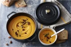 Staub Ronde Braadpan - Ø28 Cm - Zwart 13 Staub Ronde Braadpan - Ø28 Cm - Zwart -Woonkeuken Winkel 1200x801 14