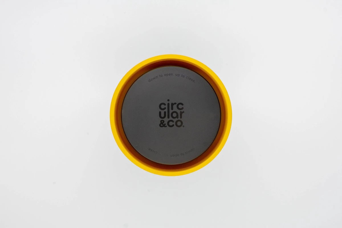 Circular&Co. Herbruikbare To Go Koffiebeker (rCUP) Zwart/geel 8oz/227ml 4 Circular&Co. Herbruikbare To Go Koffiebeker (rCUP) Zwart/geel 8oz/227ml - Afbeelding 2