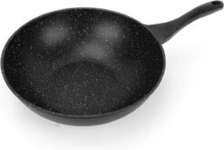 Royal Swiss WK30 - Wokpan - Ø 30 Cm - Marmeren Coating - Inductie - Met Glazen Deksel - PFAS-vrijs - Zwart 9 Royal Swiss WK30 - Wokpan - Ø 30 Cm - Marmeren Coating - Inductie - Met Glazen Deksel - PFAS-vrijs - Zwart -Woonkeuken Winkel 1200x801 3