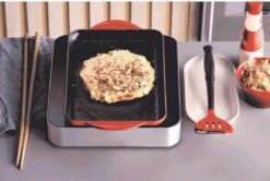 Le Creuset - Gietijzeren Grillplaat - 32x22cm - Kersenrood 11 Le Creuset - Gietijzeren Grillplaat - 32x22cm - Kersenrood -Woonkeuken Winkel 1200x807 2