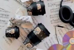 Quy Cup - 90ml Ecologische Reis Beker - Espressobeker “Peanuts Snoopy Music” Met Zwarte Siliconen Deksel -Woonkeuken Winkel 1200x811