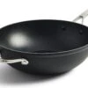 KitchenAid Hard Geanodiseerd Aluminium Wok ø30cm - Zwart - Inductie - Anti-aanbak -Woonkeuken Winkel 1200x826