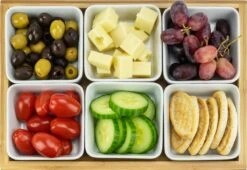 Krumble Borrelplank Met 6 Schaaltjes - Borrelplank - Tapasschaal - Serveerschaal Met Vakjes - Snackschaal - Snack- & Tappasschalen - Serveerplanken- Serveerschalen - Hout En Keramiek - 6 Delig Schaaltjes - Wit En Bruin -Woonkeuken Winkel 1200x826 2