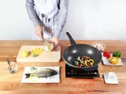 Cheffinger Wokpan Met Deksel - 32cm - Zwart - Pan - Keukenaccessoires -Woonkeuken Winkel 1200x892