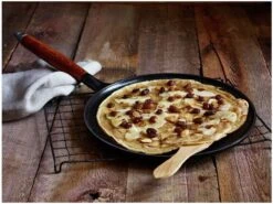 Staub Flensjespan - Houten Steel - 28 Cm - Zwart -Woonkeuken Winkel 1200x901 4