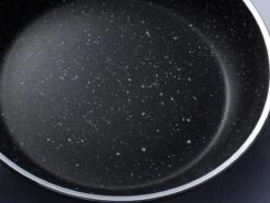 Sola Wokpan Stonehenge - Ø 28 Cm - Zwart/wit - Aluminium - Antiaanbaklaag 10 Sola Wokpan Stonehenge - Ø 28 Cm - Zwart/wit - Aluminium - Antiaanbaklaag -Woonkeuken Winkel 1200x906 7