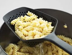 Joseph Joseph Scoop Plus Vergietlepel - Schuimspaan - Frituurschep 15 Joseph Joseph Scoop Plus Vergietlepel - Schuimspaan - Frituurschep -Woonkeuken Winkel 1200x923 1