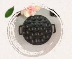 YUGN BLACK Poffertjespan Poffertjesmaker 6 Delige Set - 19 Poffertjes Incl Doseerfles Kwast Poffertjesvork Siliconen Ovenwanten - Platte Onderkant Poffertjespan Inductie Poffertjespan Elektrisch - Cadeau Tip -Woonkeuken Winkel 1200x993