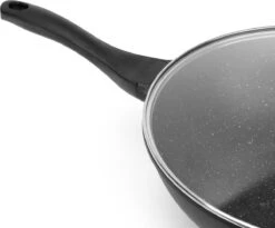 Swiss Pro+ Wokpan - Met Glazen Deksel - 28cm - Zwart -Woonkeuken Winkel 1200x997