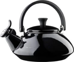 Le Creuset Fluitketels Zen Fluitketel Zwart, 1,5 Ltr 5 Le Creuset Fluitketels Zen Fluitketel Zwart, 1,5 Ltr -Woonkeuken Winkel 1200x997 3