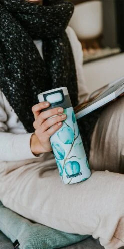 Kambukka Etna Thermosbeker 500 Ml - Makkelijk Reinigen - Lekvrije Koffiebeker - Eucalyptus Leaves -Woonkeuken Winkel 600x1200