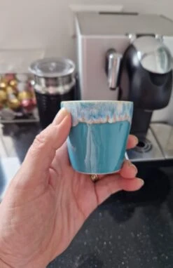 Costa Nova - Grespresso Servies - 6 Espresso Kopjes - Roze-Grijs-Azur-Red-Wit -Turquoise - Aardewerk - H 5.9 Cm 13 Costa Nova - Grespresso Servies - 6 Espresso Kopjes - Roze-Grijs-Azur-Red-Wit -Turquoise - Aardewerk - H 5.9 Cm -Woonkeuken Winkel 776x1200 1