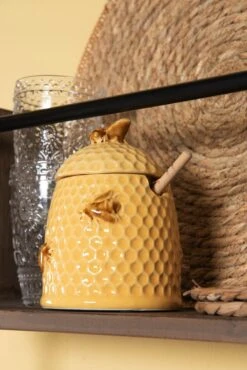 Clayre & Eef Honingpot Met Lepel Ø 11x14 Cm Geel Keramiek Rond Bijen Voorraadpot Deksel Bewaarpot Opbergpot -Woonkeuken Winkel 801x1200 1