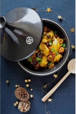 Emile Henry Tajine - Ø32 Cm - Fusain 15 Emile Henry Tajine - Ø32 Cm - Fusain -Woonkeuken Winkel 804x1200