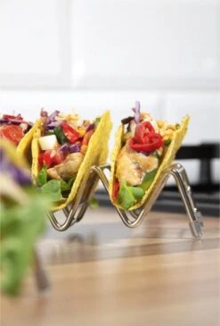 Krumble Taco Houder - Taco En Tortilla Houder Voor 4 Stuks - Serveerschalen - Koken & Tafelen - Kookgerei - Snack- & Tappasschalen - Metaal - Zilver -Woonkeuken Winkel 813x1200 1