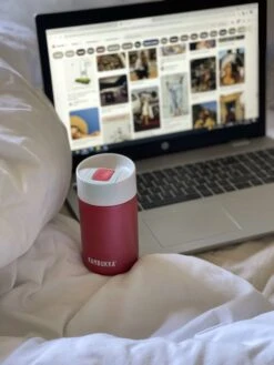 Kambukka Olympus Thermosbeker 300 Ml - Makkelijk Reinigen - Lekvrije Koffiebeker - RVS - Cherry Cake -Woonkeuken Winkel 900x1200 21