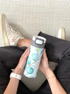 Kambukka Etna Thermosbeker 500 Ml - Makkelijk Reinigen - Lekvrije Koffiebeker - Eucalyptus Leaves -Woonkeuken Winkel 900x1200 25