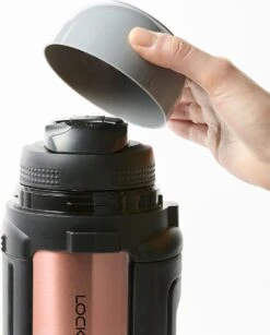 Lock&Lock Thermoskan - Isoleerkan - Thee En Koffie - Lekvrij - 1,5 Liter - RVS - Inklapbaar Handvat - Koper Roze -Woonkeuken Winkel 967x1200